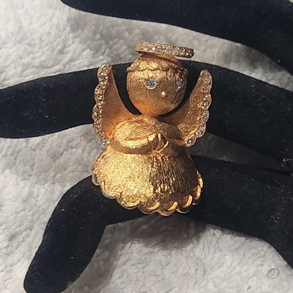 Vintage Quintas Praying Angel Brooch Gold Tone‎ Rhinestone  Pin